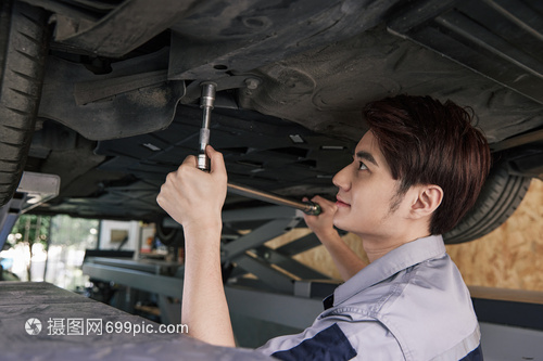 男性汽车修理工修理汽车底盘